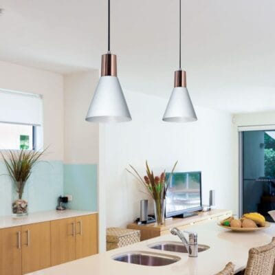 Lampara colgante pantalla embudo en una cocina