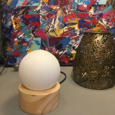 bazar de luces, velador madera y bocha cristal carilux