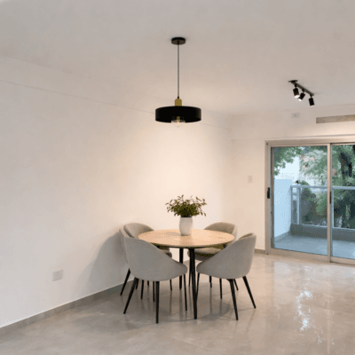 lampara de techo Ø30cm negro y detalle madera linea balcarce geo
