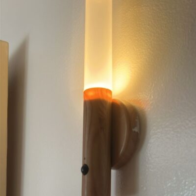 antorcha luz nocturna sensor mov. usb y base magnética madera clara