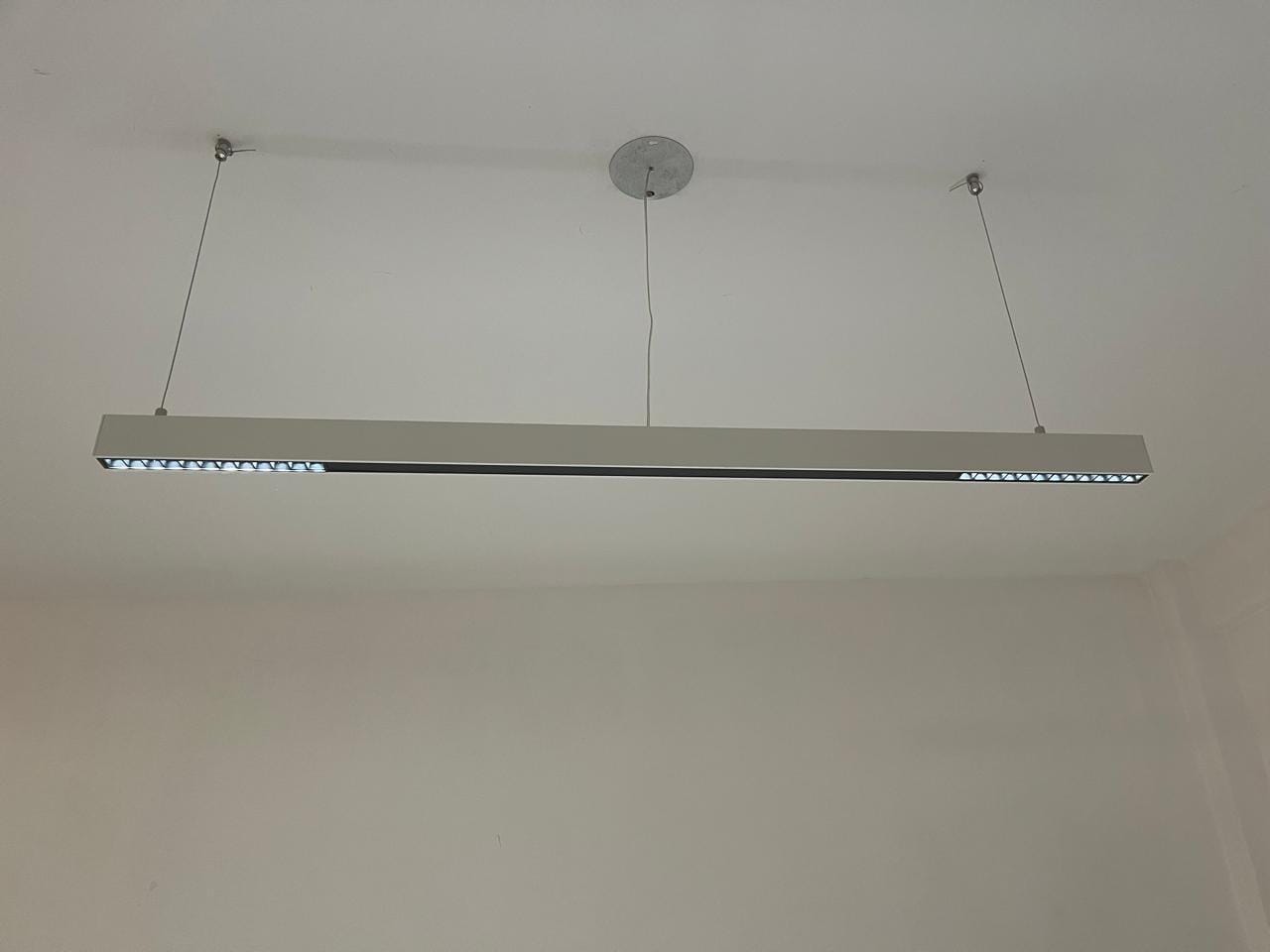 suspendido lineal "focus 24w" 114 cm 4000k blanco con negro pr