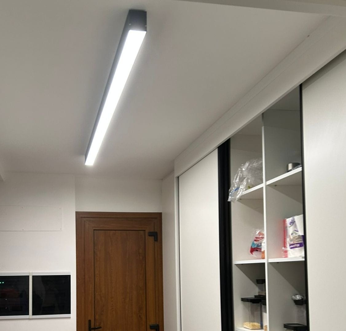 plafon lineal 64cm 20w luz calida 3200k negro