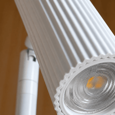lámpara de pie "nat blanco" bidireccional y luz focalizada luz calida