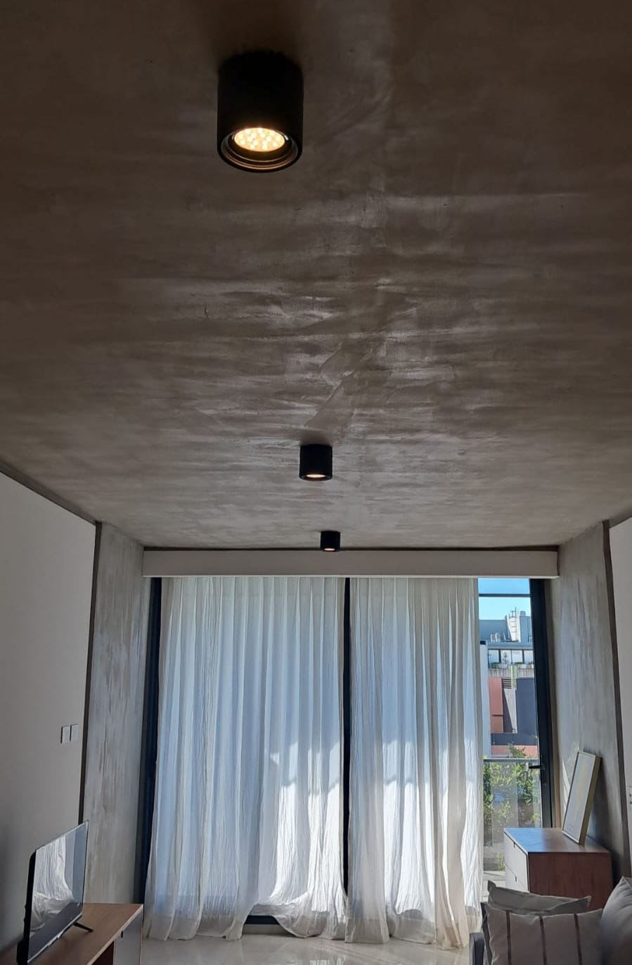 Lamparas monovolumen de superficie sobre techo de hormigon