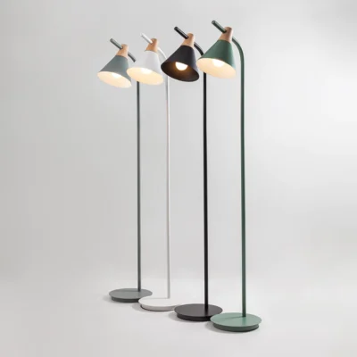 lampara de pie zenda blanco hierro y madera con pantalla cono
