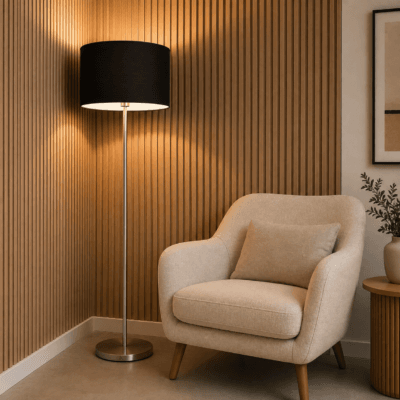 rincón acogedor con sillón y lámpara